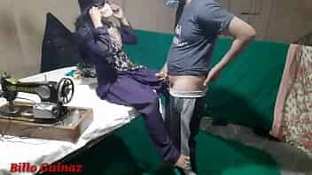 Desi darji(tailor) ne indian Bhabhi ka naap lete lete Bhabhi ko chod dala choda,Desi indian aunty ko tailor ne lund daal kr khoob choda video