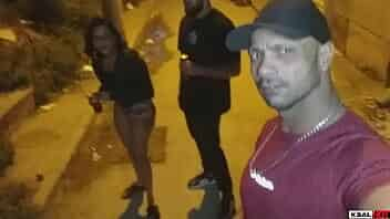 Ksal hot sai para beber no boteco, e o Fã aborda eles, e depois de varias cervejas a Safadinha da Danny hot, sequestra o Fã e leva para casa deles e rola aquela sacanagem e e bastante dupla penetração video