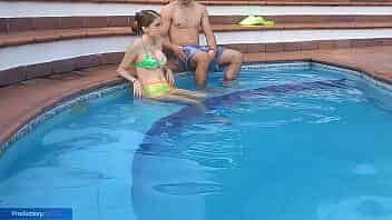 mientras unos follan en la barra de la cabaña nosotros fornicamos en la piscina video