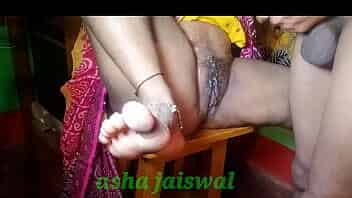 सोतेली मोम ने मुठ मारकर पहली बार चुदवाया बेटे से Indian XXX video