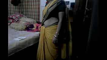 Desi tamil Married aunty exposing navel in saree with audio video